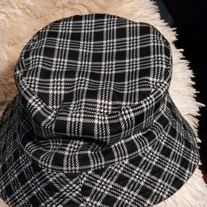 NWOT Plaid  Reversible Black & White Women Bucket Hat Size L